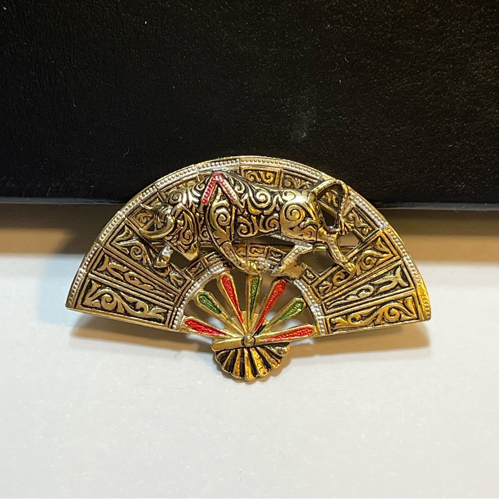 Hand Fan And Spanish Fighting Bull Faux Damascene Brooch Pin
Vintage